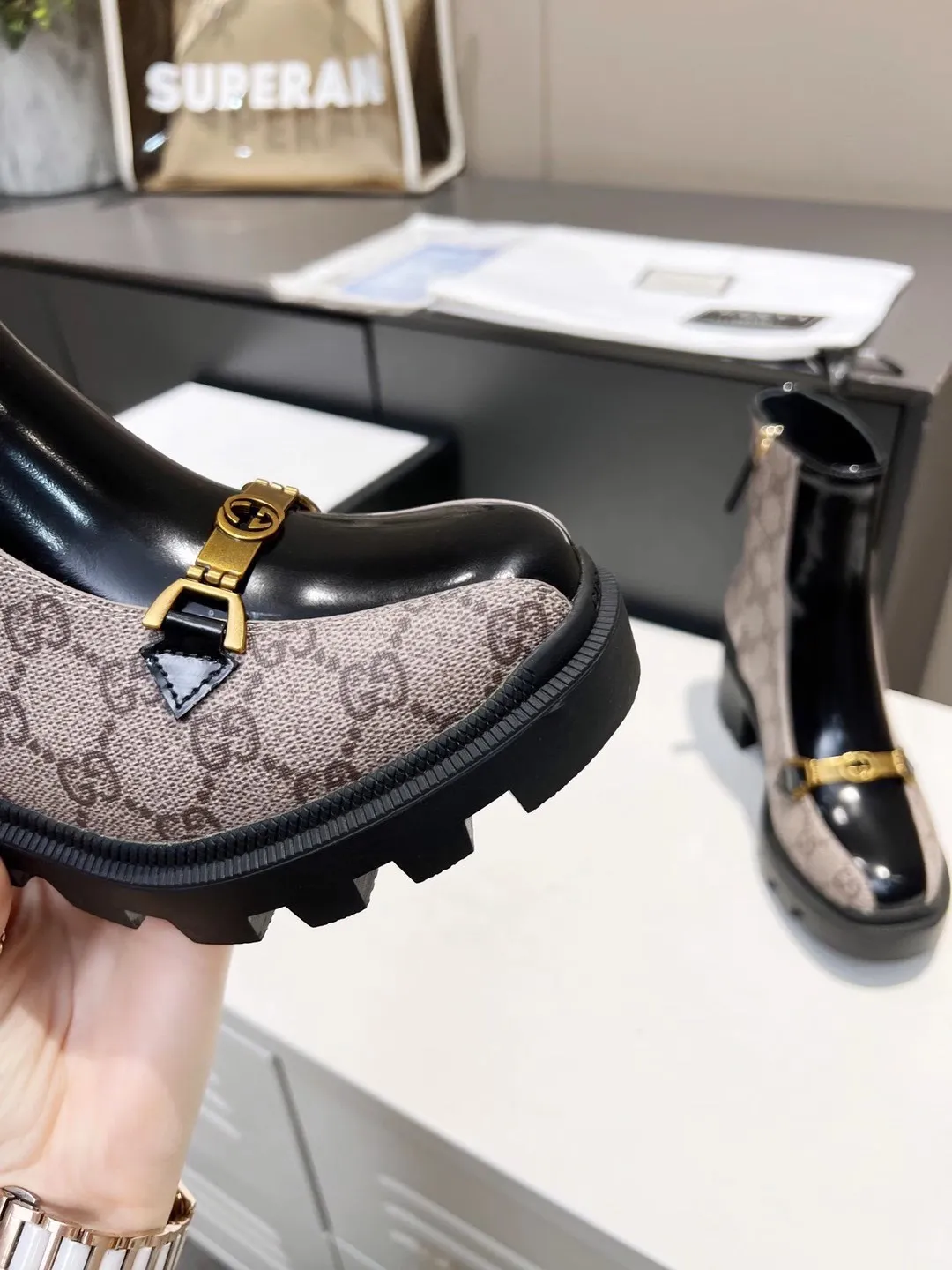 👟👟Ex-factory price 540👟👟 The new version of GUCCI is on sale...🔥 It has a retro British style and is decorated with metal LOGO on the front. Heel height: 6cm Fabric: Open edge beads ➕Special material, lining/foot pads: upgraded cowhide 🐂 Color: black Size: 34-40. (34 and 41 42 need to be customized) Packaging: Comes with card and cloth bag.